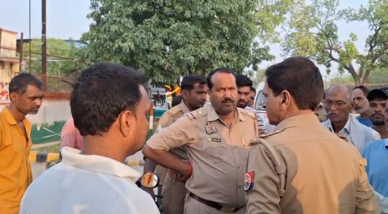 Hamirpur A dumper crushed a worker in Rimjhim factory family alleges Police did not let them see the body