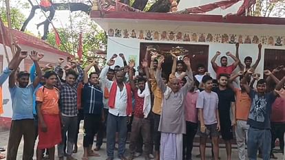 Bahraich: अराजकतत्वों ने मंदिर में खंडित की मूर्तियां, ग्रामीणों में आक्रोश, पुजारी ने दी आत्मदाह की चेतावनी miscreants broke into temple and vandalized idols In Bahraich villagers are angry over incident
