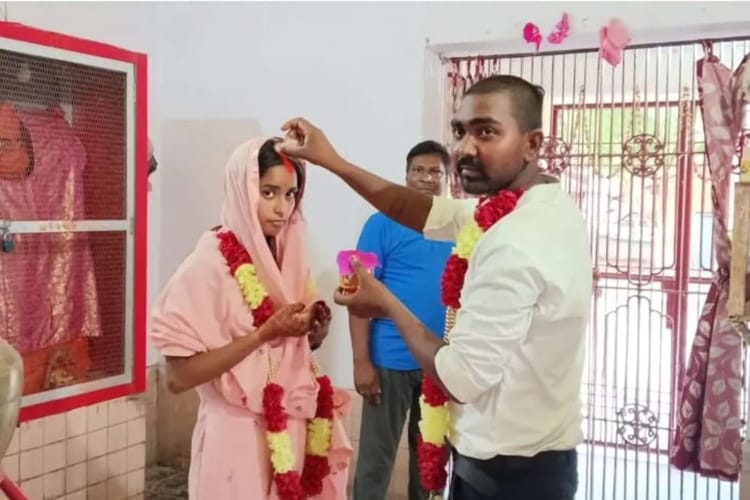 Bihar News: परिजनों के विरोध के बावजूद प्रेमी जोड़े की थाने में हुई शादी, पुलिस बनी गवाह