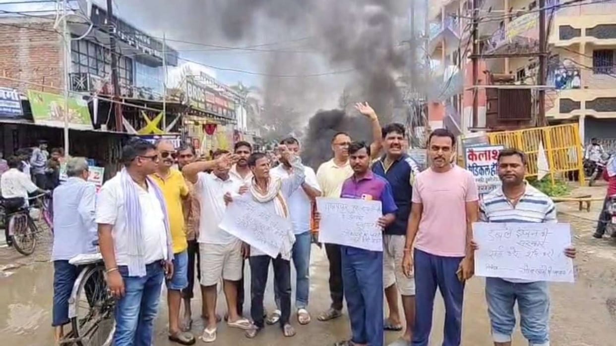 People upset with bad roads and waterlogging burst out in anger blocked the road by setting fire