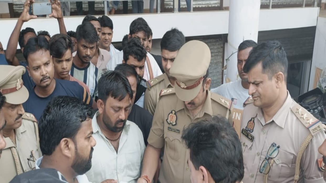 Uproar in Nagar Panchayat Prithviganj office, former MLA accused of attacking with goons
