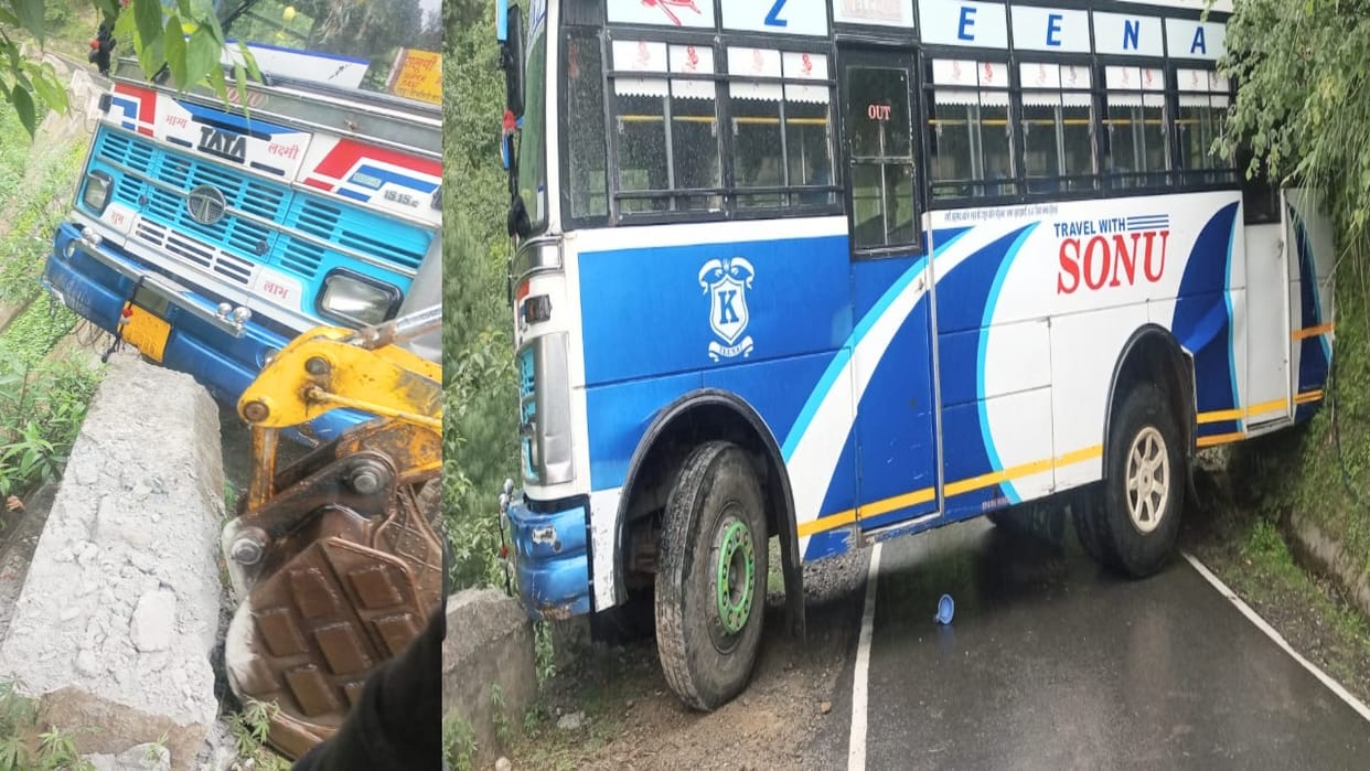 Brakes of a private bus failed near Katoshi on Saluni-Himgiri road, it collided with the parapet, passengers s