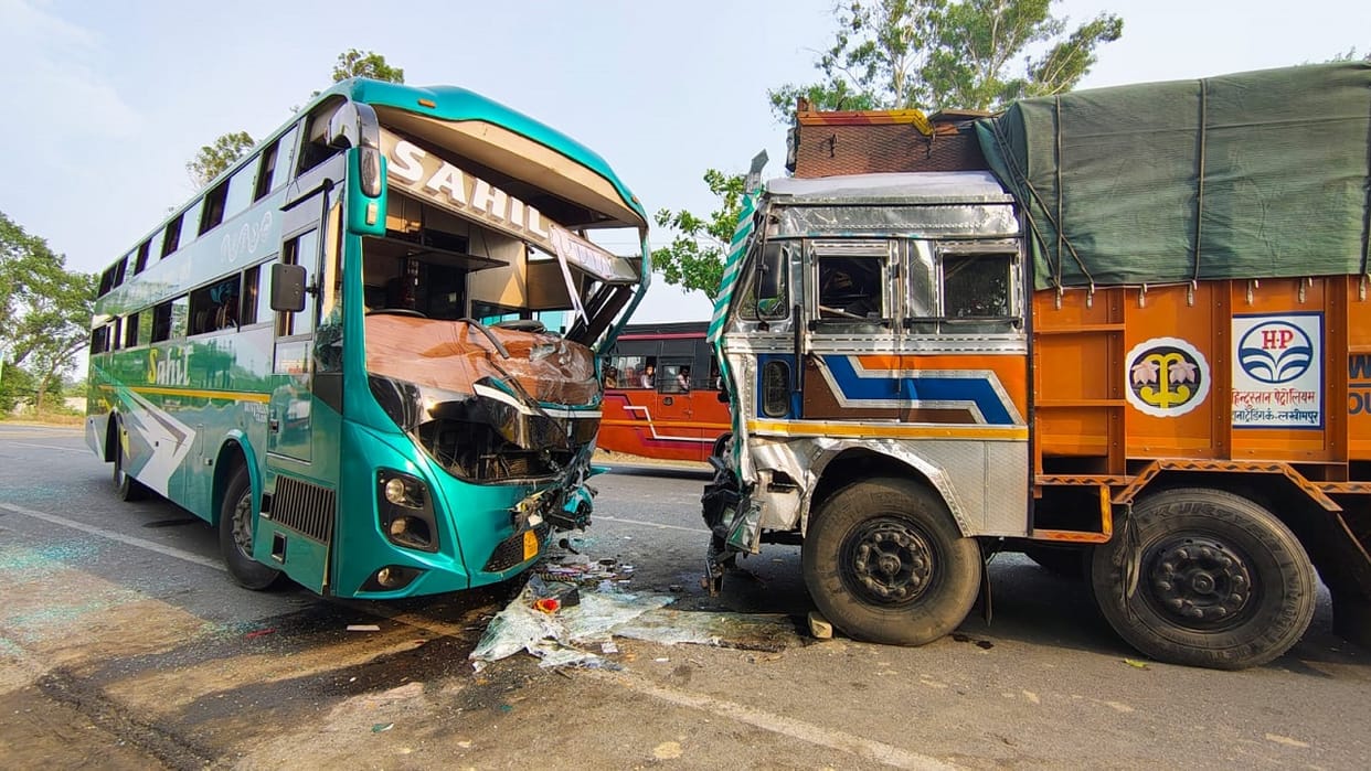 Truck and double decker bus collide eight people injured in lakhimpur kheri