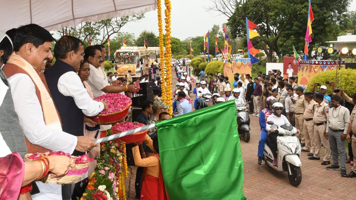 MP News: CM flagged off 'Ahilya Vahini' bike rally and 'Maa Tujhe Pranam' Yatra from Shaurya Smarak