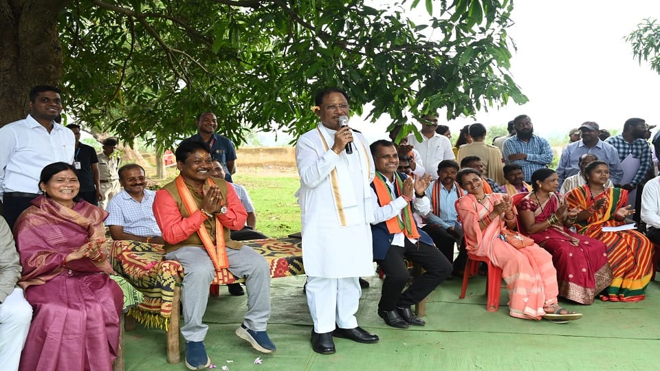 CM Sai reached Narayanpal village on Sushasan Tihaar organized a meeting under a tree in Jagdalpur