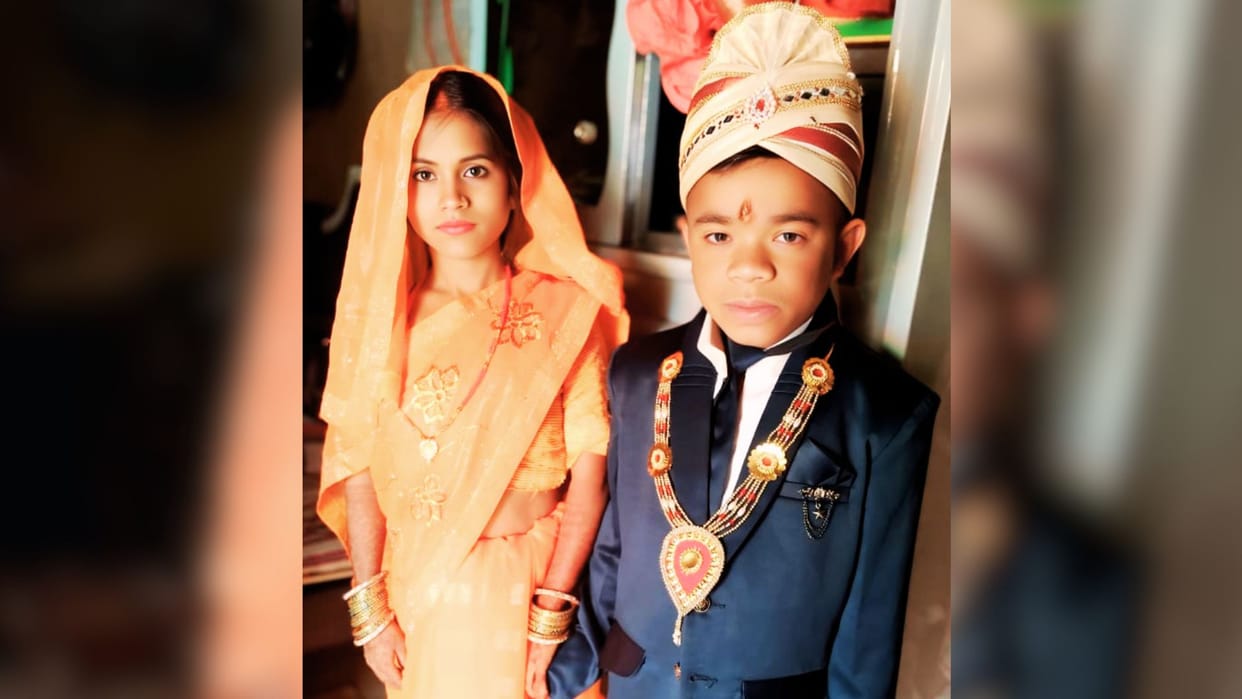 Unique marriage took place in Sonbhadra small bride and groom meet together and Relationship