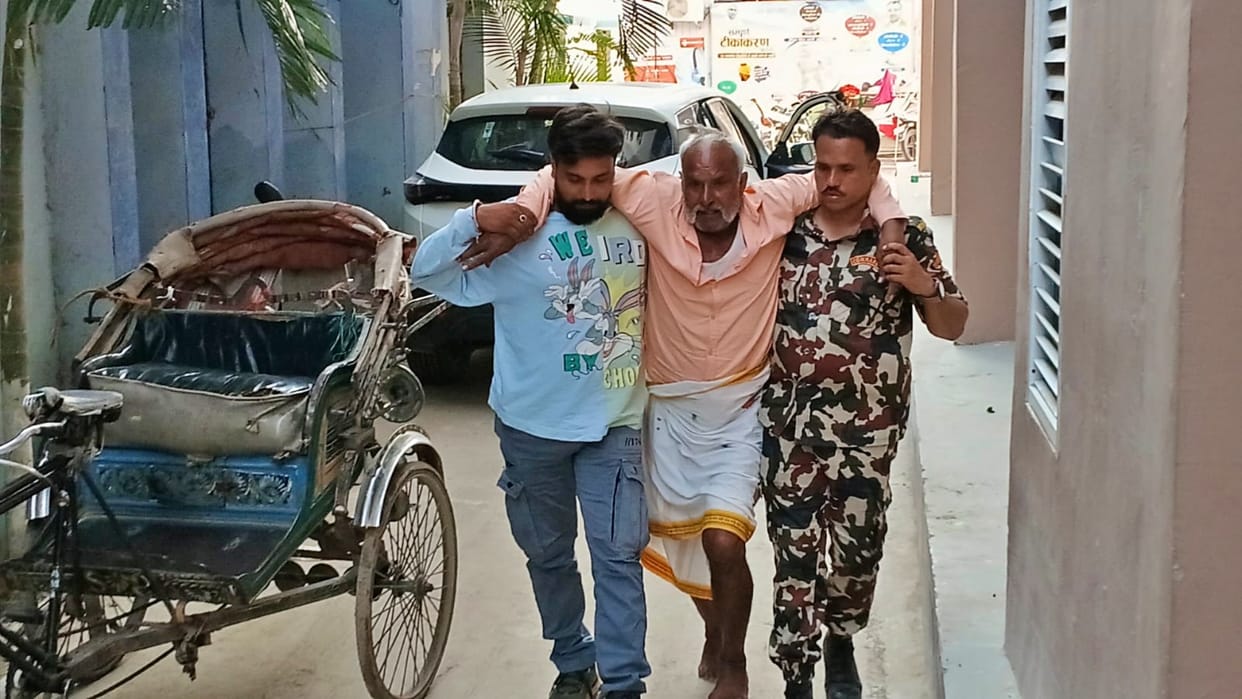 Siwan: Accident during weapon verification, JDU leader's bodyguard shot, Mangal Pandey, poor health system