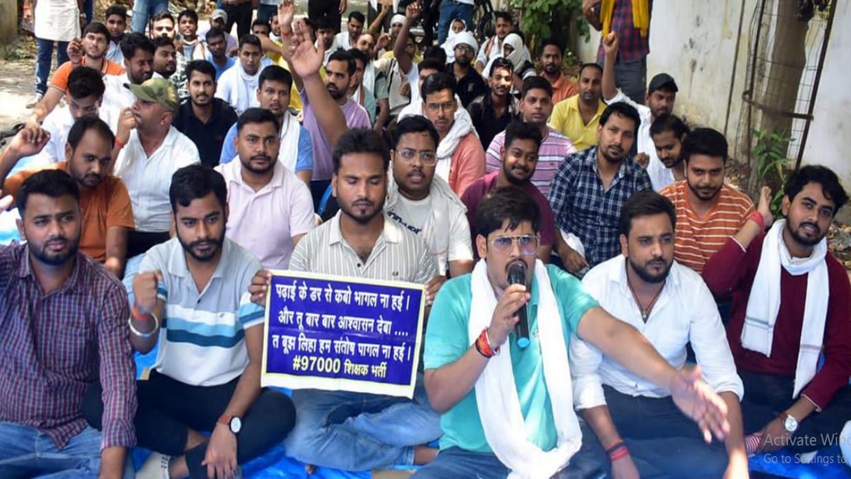 Pressure increased on candidates to end the protest, police reached the spot