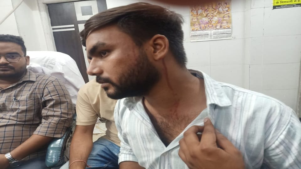 Jaunpur: Naked protest by eunuchs in the district hospital, three health workers including a doctor were beat