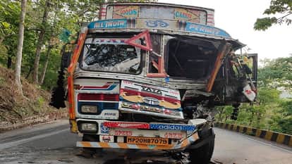 NH-30 connecting MP CG jammed for 22 hours two trucks collided at Nagmori Ghat in Kabirdham