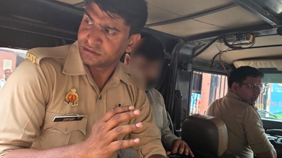 Aligarh Crime News Professor Sent Obscene Messages Demanded Explicit Photos from Student