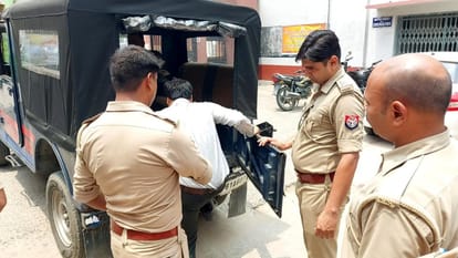 आरोपी प्रोफेसर को ले जाती पुलिस
