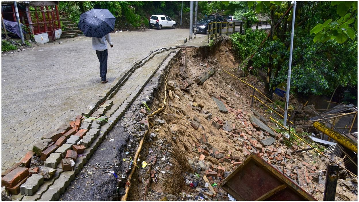 Arunachal Pradesh Flood और भूस्खलन का कहर: 33 हजार से अधिक लोग प्रभावित, 12 की मौत 8 Heavy Rains And Landslides Caused Devastation In The Northeast, 19 Died, More Than 12 Thousand People Affected - Amar Ujala Hindi News Live - Weather:भारी बारिश और भूस्खलन ने पूर्वोत्तर में मचाई