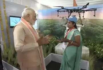 Bhopal: PM asked Namo Drone Didi how much she earns, Didi said- I have earned more than 6 lakhs in 8 months