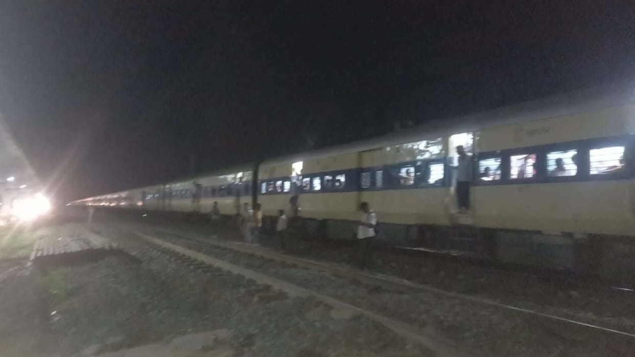 man died after falling down travelling in the train sitting on the gate