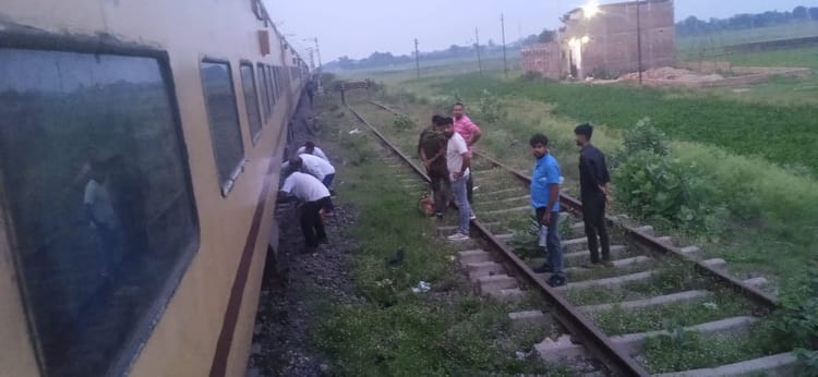 Bihar News: चलती ट्रेन में अचानक धुआं देख यात्रियों के बीच हड़कंप, चेन खींचकर रोकी ट्रेन; जानिए पूरा मामला