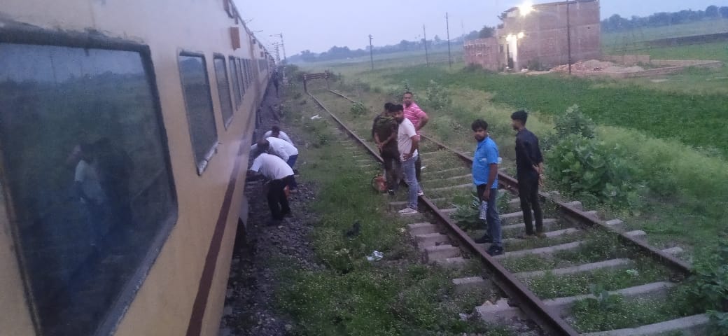 कोसी एक्सप्रेस से निकलने लगा धुआं।