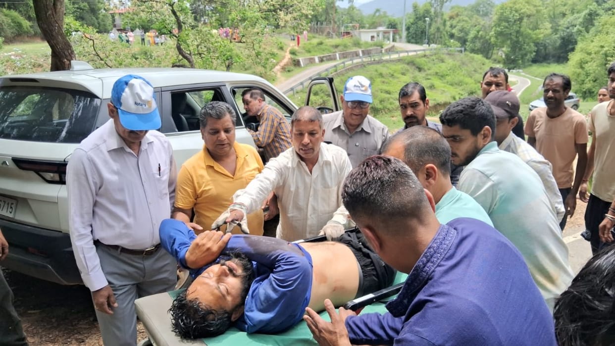 After taking off from Bir paragliding site, the pilot got caught in a storm and fell on the lintel of the hous