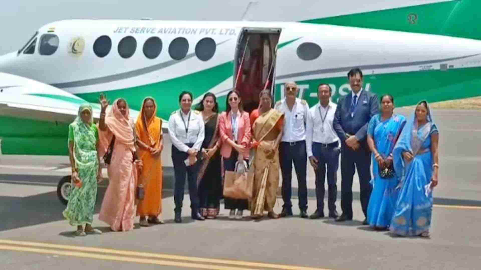 हवाई यात्रा के लिए पहुंचीं महिलाएं।