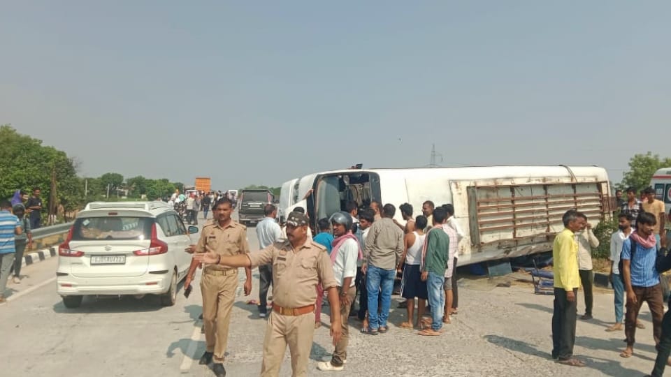 Jaunpur Road Accident High speed bus climbed divider and overturned in Jaunpur many dead and 14 injured
