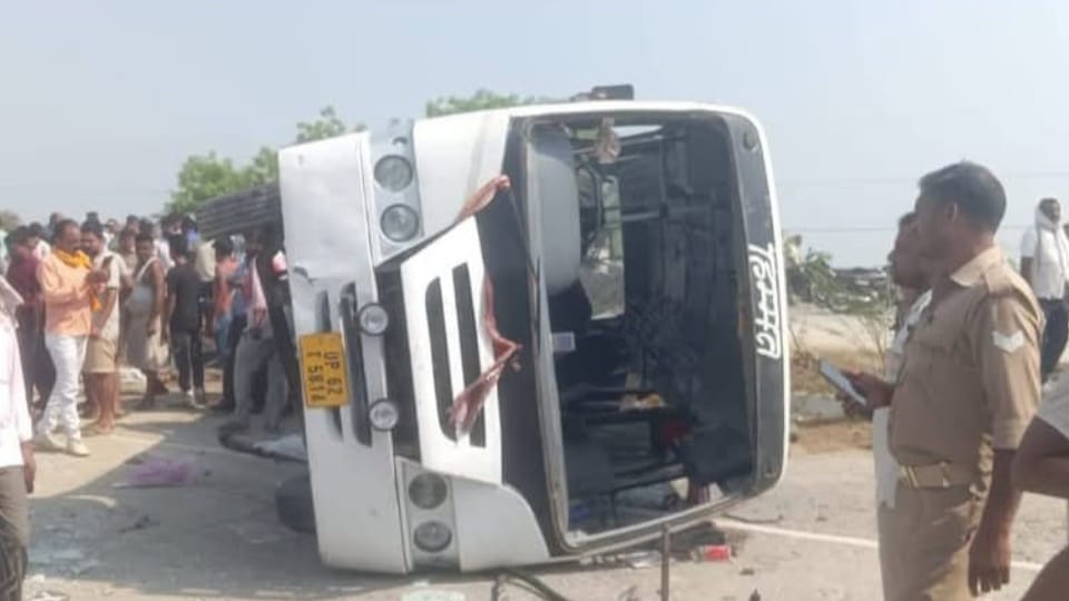 Jaunpur Road Accident High speed bus climbed divider and overturned in Jaunpur many dead and 14 injured
