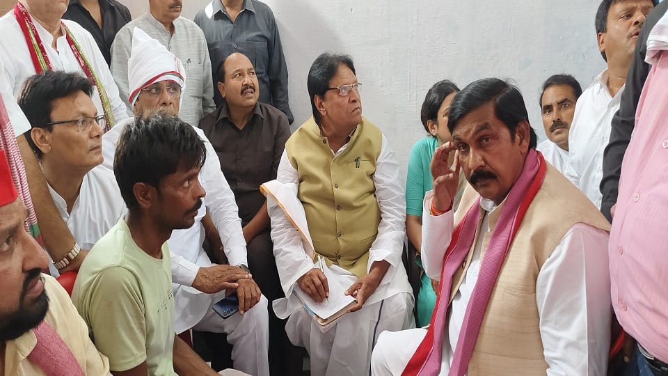 Ramjilal Suman met the victim family in Kazimabad, Aligarh