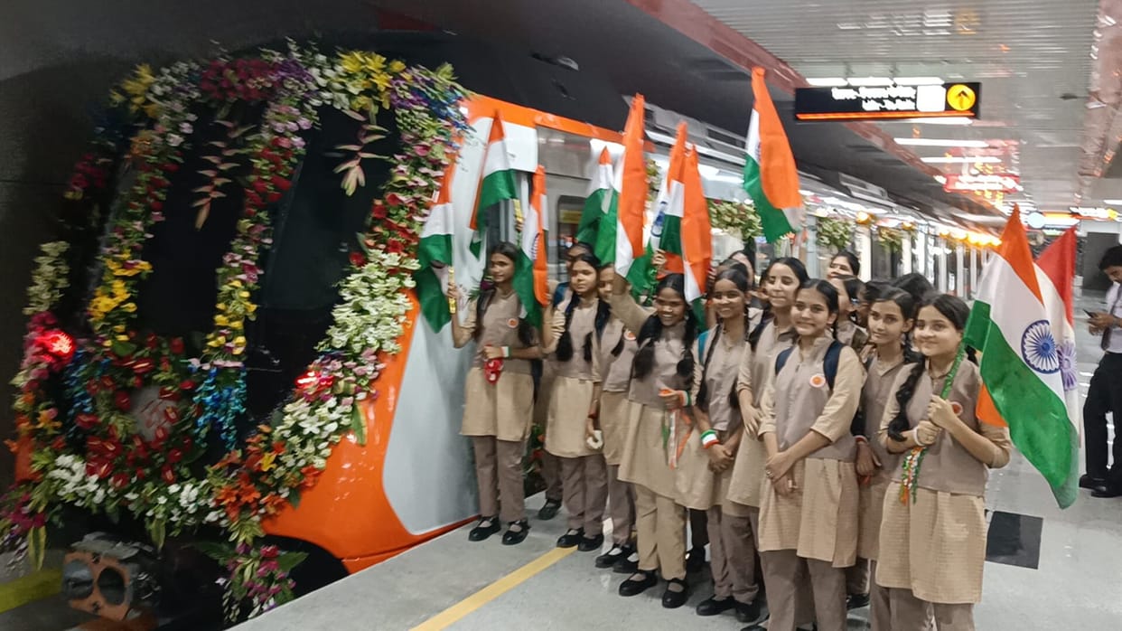 Kanpur School children travelled in the underground metro section said hey dada metro under the ground’
