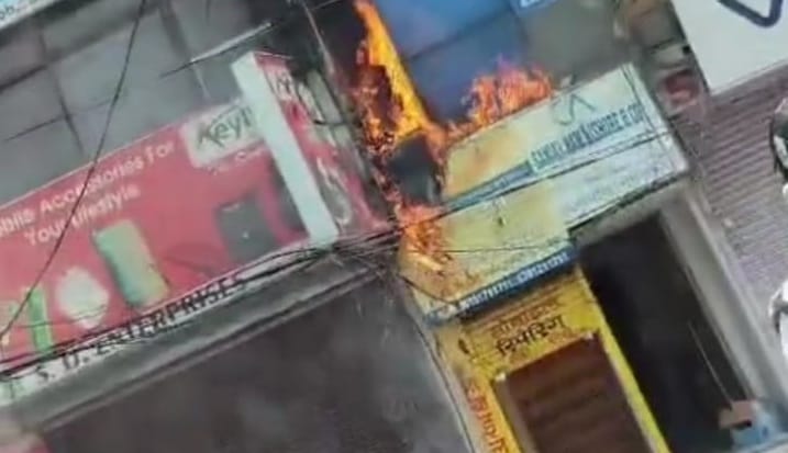 Kanpur Fire A massive fire broke out in Janta Tower due to short circuit fire brigade brought it under control