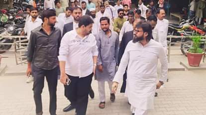 कोर्ट में पेशी के लिए जाते अब्बास अंसारी के साथ भाई उमर अंसारी।