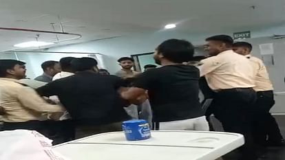 Ambala: अस्पताल में महिला के कान से शख्स ने उतारी कान की बाली, मौके पर मौजूद लोगों ने कर दी धुनाई, देखें Video A man took out the earring from the ear of a woman in hospital Snatching case Ambala