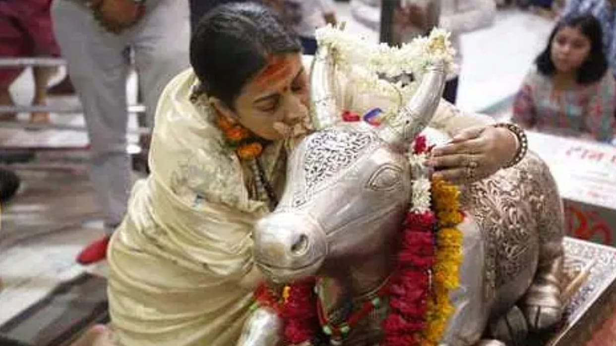 Smriti Irani in Ujjain Offers Prayers at Mahakal Temple, Whispers Wish in Nandi Ear