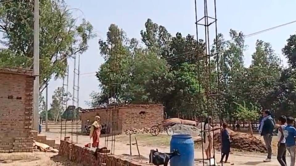 Three worker got electrocuted after touching iron rods from high tension line in Bahraich one died two injured