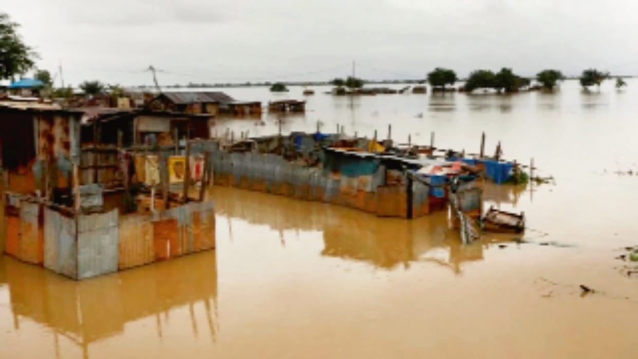 Nigeria Floods Update death toll surging Torrents of predawn rain Heavy Rains casualties rescue hindi news