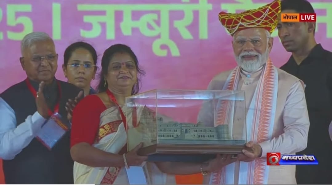 MP News: Four women met PM Modi on stage, know what is their specialty