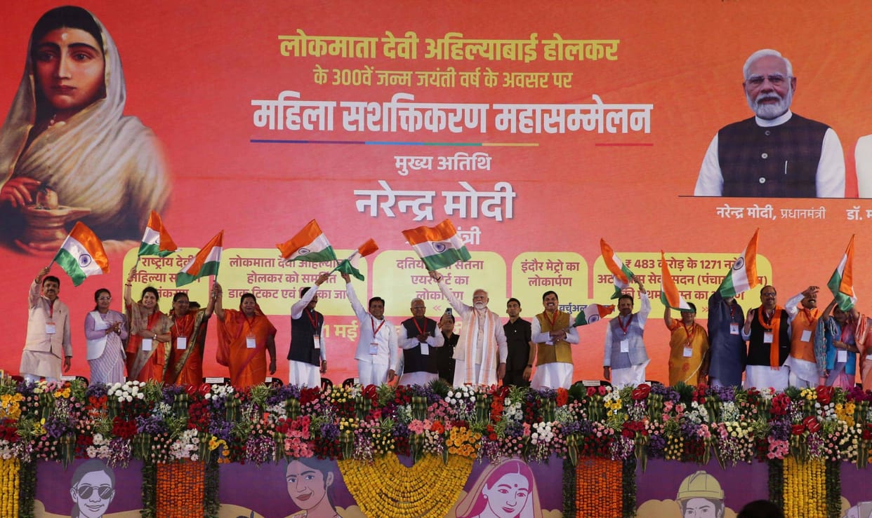 MP News: Women power got a place on the stage with PM, women arrived wearing sindoori saris, slogans of Modi-M