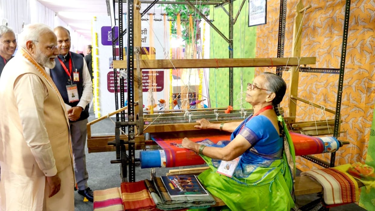 MP News: In a conversation with PM Modi, handloom weaver Hemalata said- 'I could not believe it, now everyone
