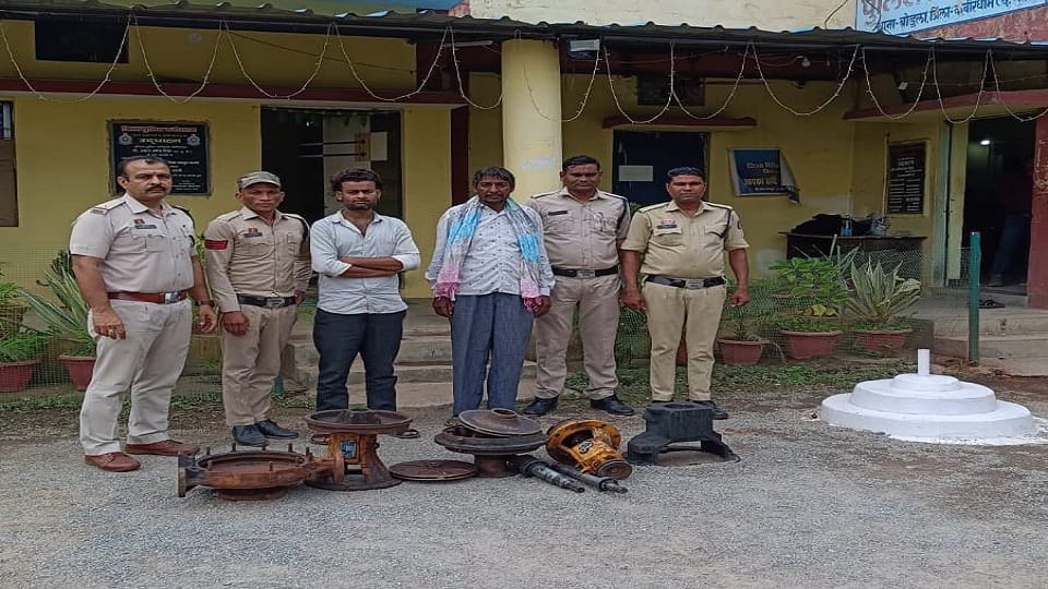 पुलिस की गिरफ्त में आरोपी