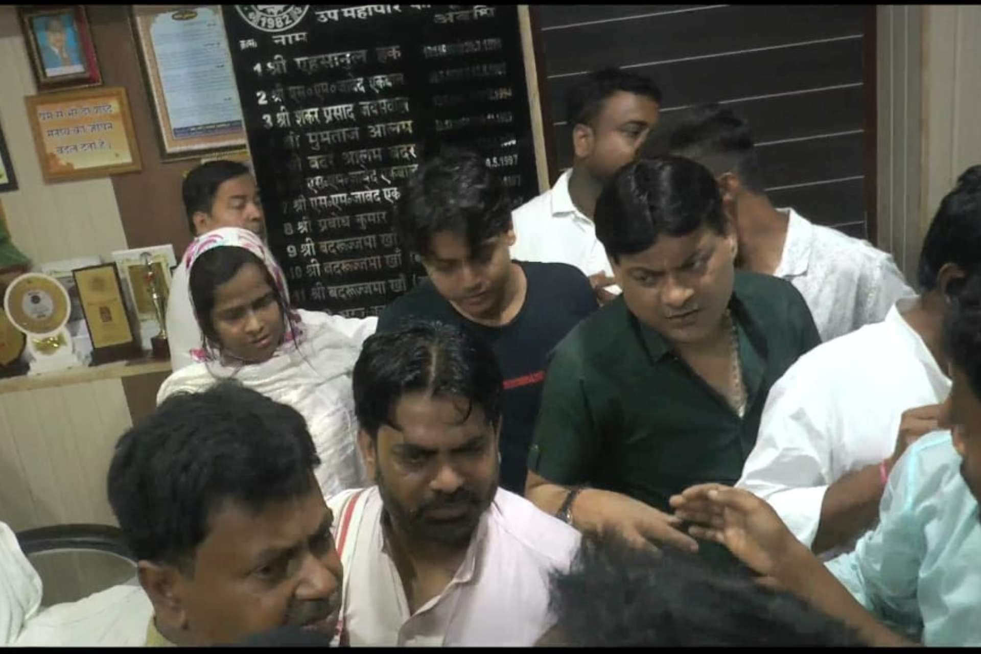 प्रदर्शन करते लोग