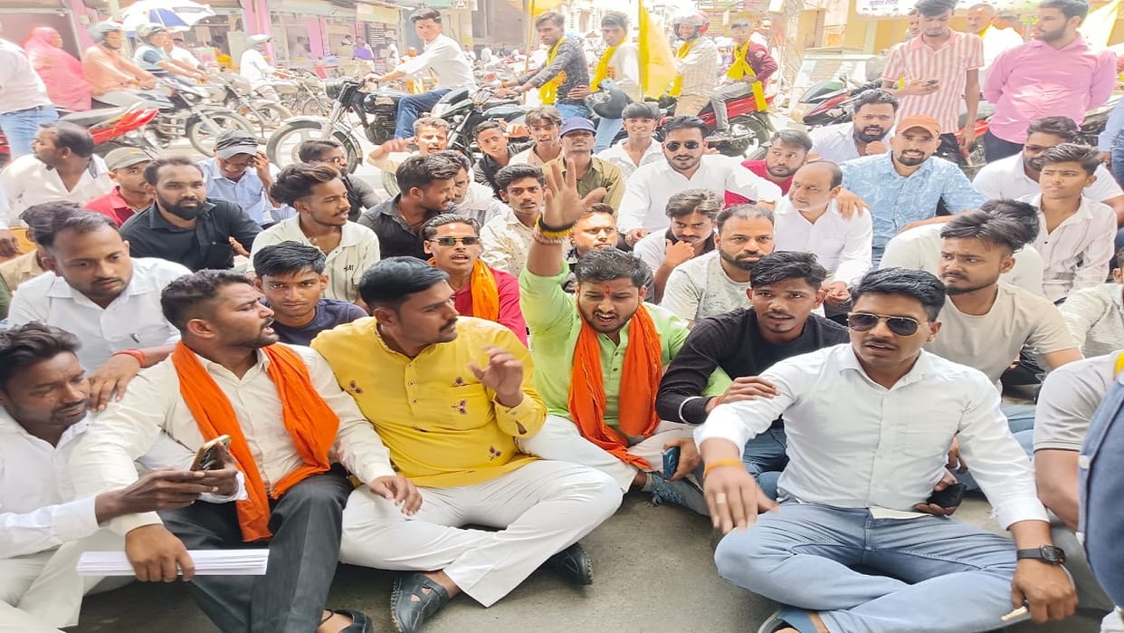 Hindu Yuva Vahini workers protest against inspector in shahjahanpur