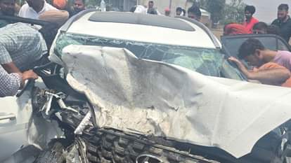 हादसे में क्षतिग्रस्त गाड़ी।