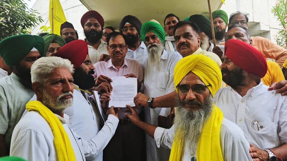 Farmers roared over the demand to cancel the auction of TDC buildings and machines in rudrapur