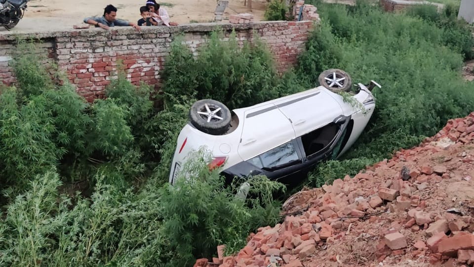 car lost control at a sharp turn and fell into a ditch