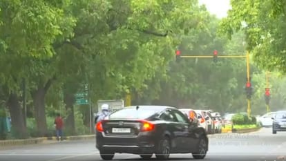 Weather Report: पहाड़ी इलाकों में हो रही बर्फबारी से दिल्ली में बढ़ रही है ठंडक, न्यूनतम तापमान में गिरावट Weather Report: Snowfall in hilly areas is increasing the cold in Delhi