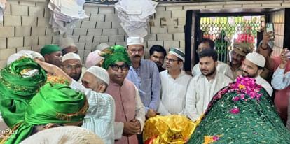 Bahraich: BJP Minority Front President offered chaadar at the dargah where fair was banned; CM had called him