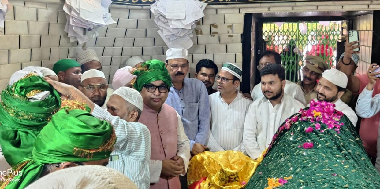 Bahraich: BJP Minority Front President offered chaadar at the dargah where fair was banned; CM had called him