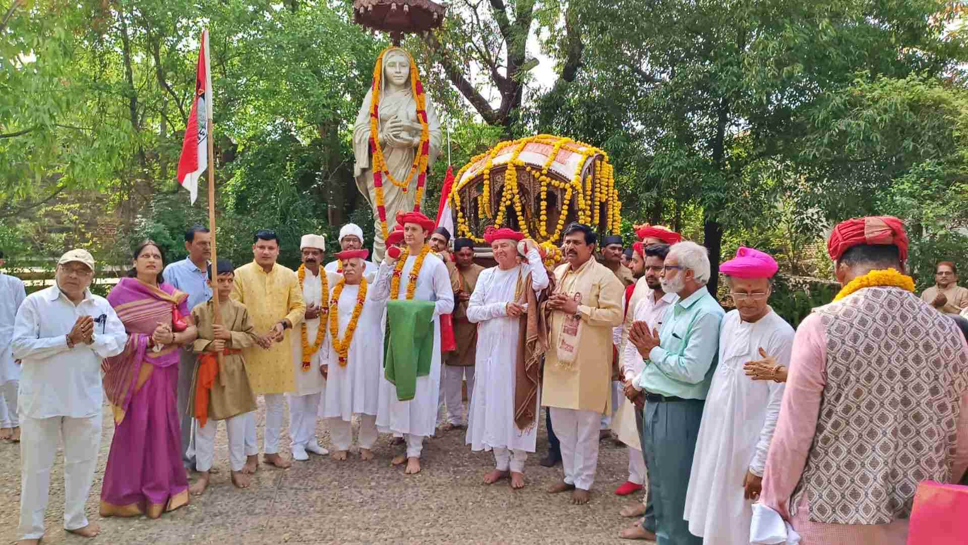 देवी अहिल्याबाई की 300वीं जयंती पर निकली राजशाही पालकी यात्रा।
