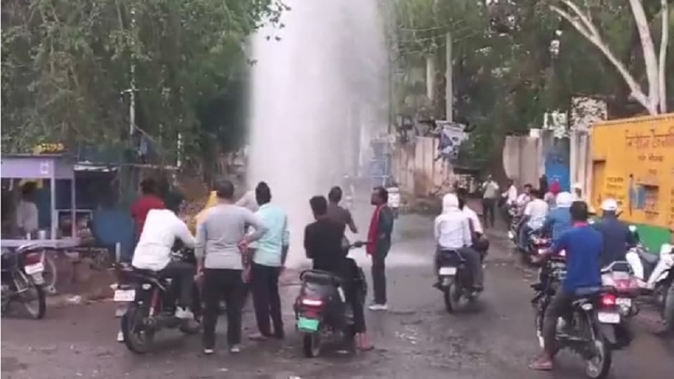 Jhansi: 20 feet high fountain emerged due to bursting of pipeline, people got shocked