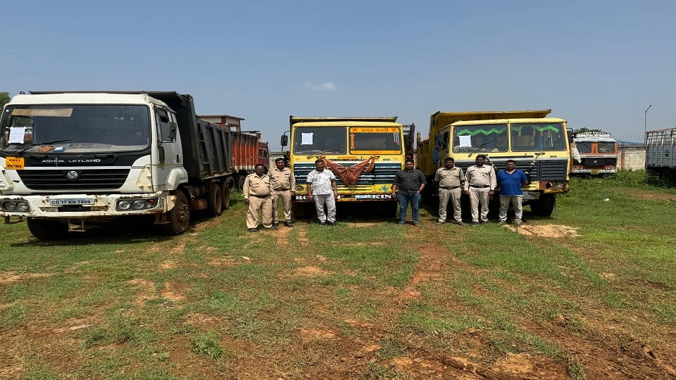 Mineral department registered case against four vehicle owners for illegally transporting sand in Jagdalpur