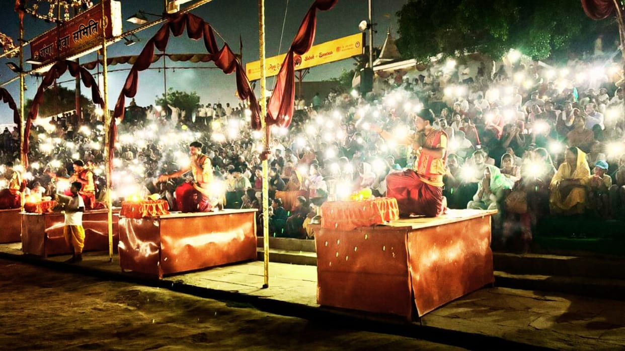 electricity crisis Ganga Aarti done in flash light In assi ghat electricity was cut five times in four hours