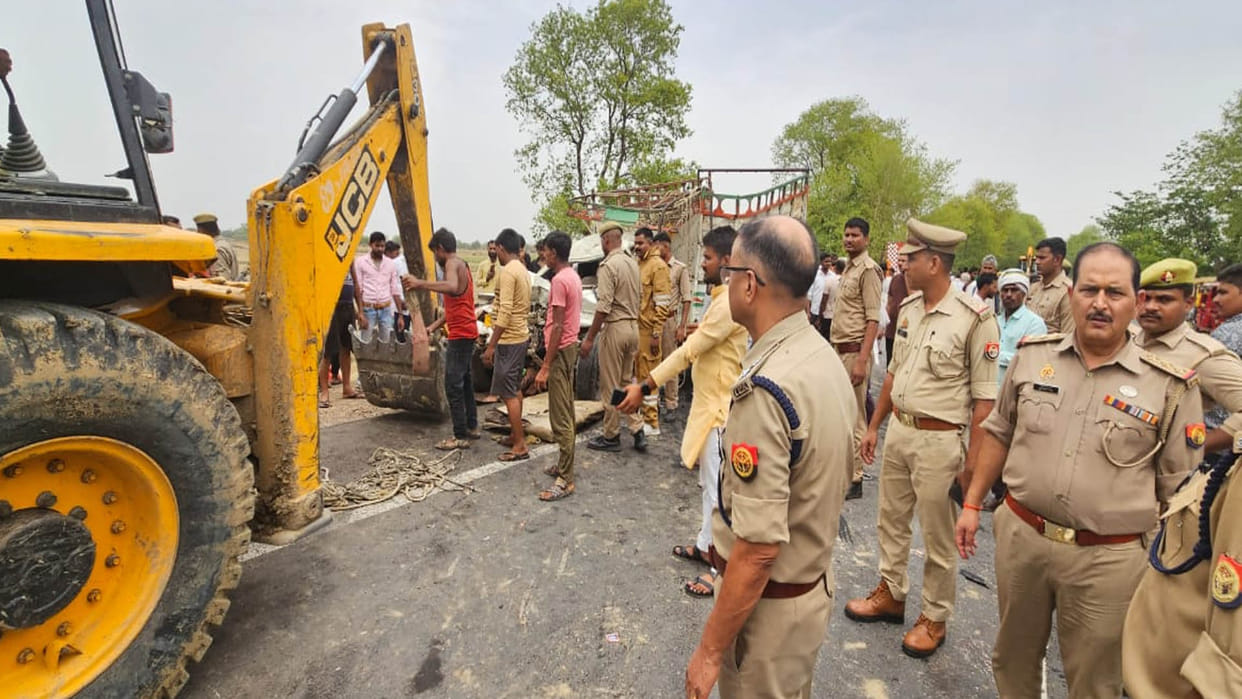 Accident in Chitrakoot: DCM and pickup collided head-on, five dead, six injured